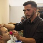 Alberto maquilla a Rey minutos antes de la Monstra Cabaret