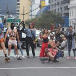 Colectivo de performers del espectáculo Monstra Cabaret en las calles de Quito