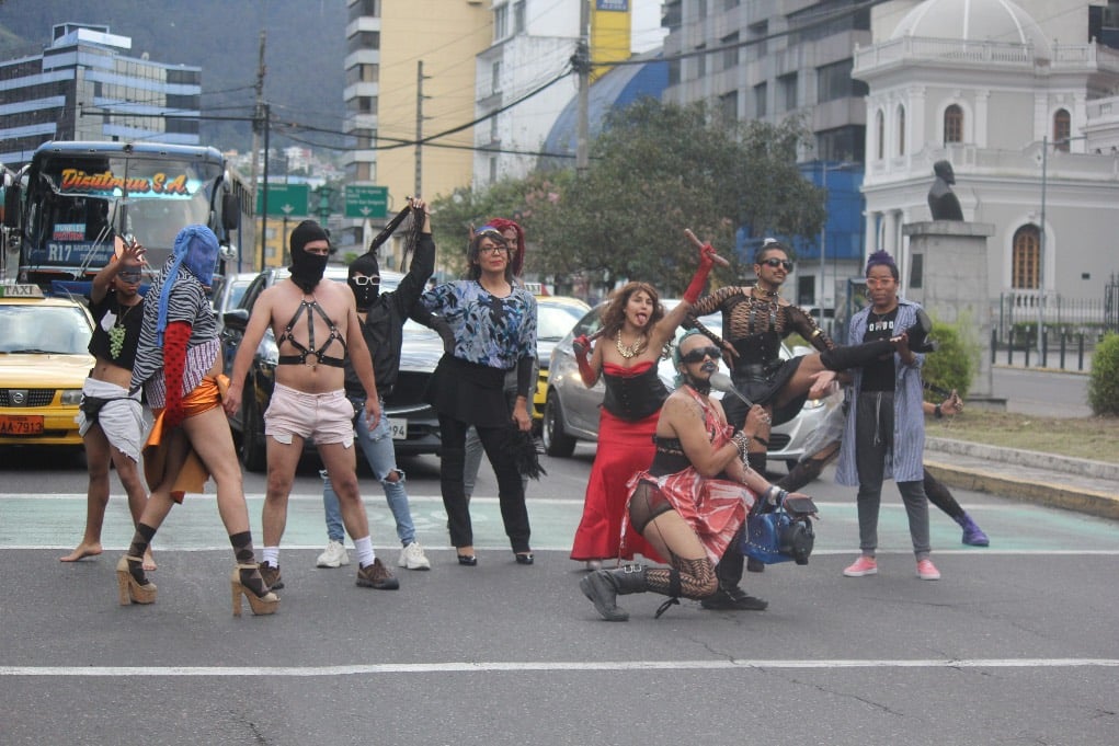 Colectivo de performers del espectáculo ‘Monstra Cabaret’ en las calles de Quito