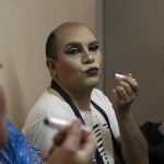 Rey caracterizándose para encarnar a Ifigenia, la cigarrera en la Monstra Cabaret