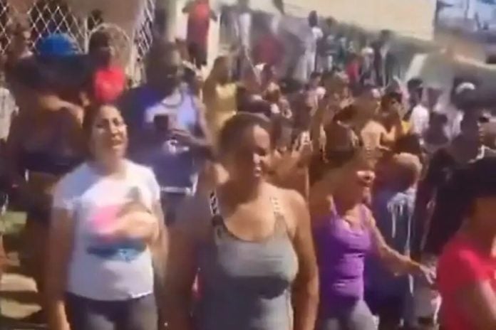 Cientos de personas en Santiago de Cuba se lanzaron a las calles este 17 de marzo / Imagen: Captura de pantalla de video en Facebook