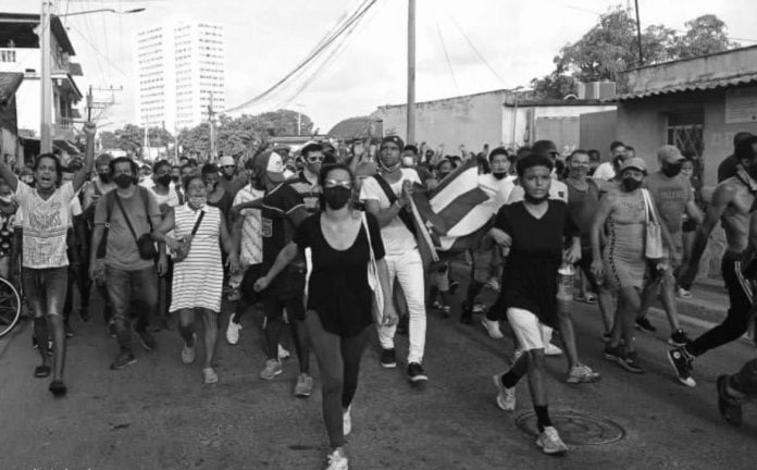 Camila Rodríguez (al centro) durante las protestas del 11J / Imagen: Facebook