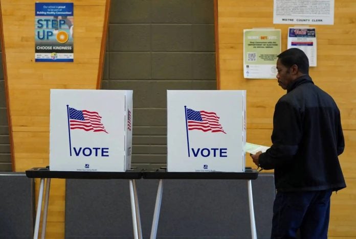 Un hombre vota en Michigan en las elecciones primarias / Reuters