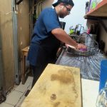 Juan lava platos en una taquerí­a local de Iztapalapa, Ciudad de México