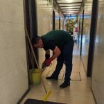 Alex trabaja en un baño público de vapor durante seis dí­as a la semana, con turnos de 15 horas diarias