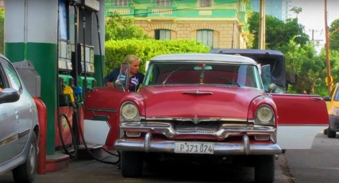 En una gasolinera de La Habana, tras el alza de precios de los combustibles.