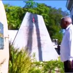 Esteban Lazo ante la tumba de Fidel Castro, en Santiago de Cuba
