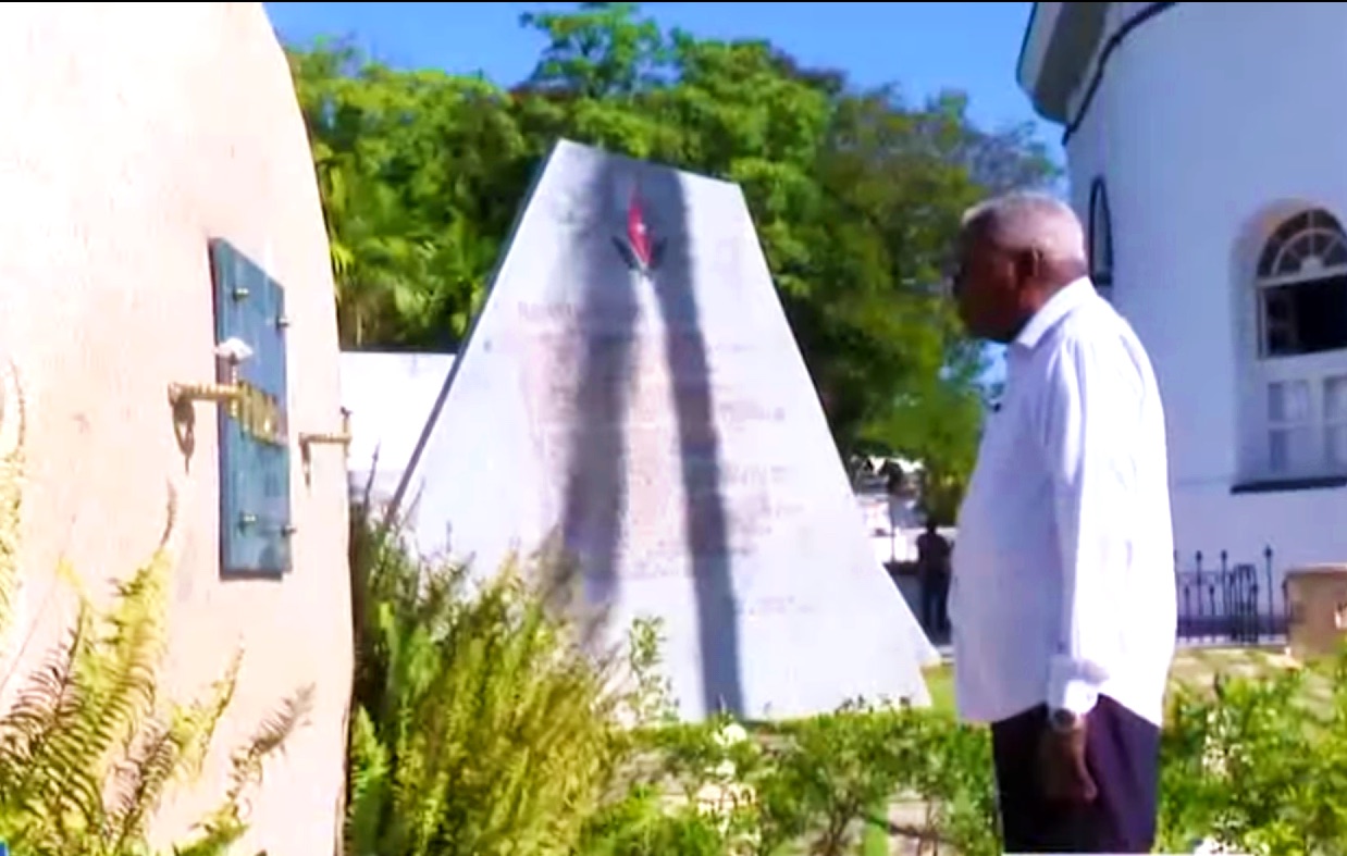 Esteban Lazo ante la tumba de Fidel Castro, en Santiago de Cuba
