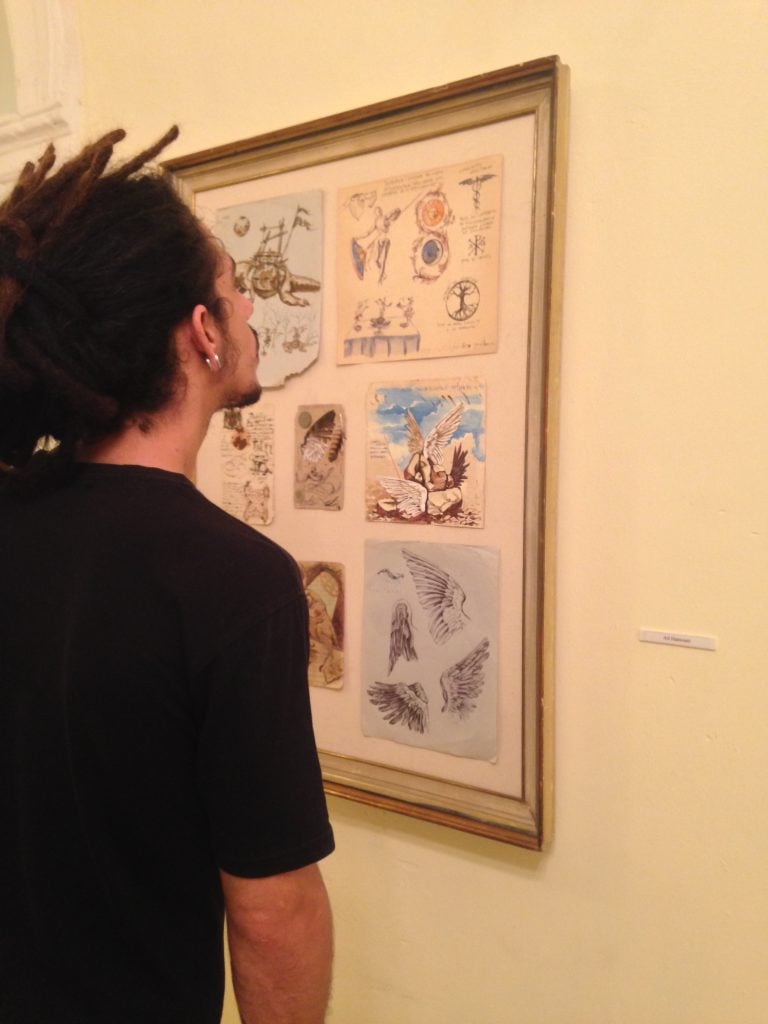 Louis Arturo Aguirre viendo los bocetos de Alí Hamouni en Iter Criminis