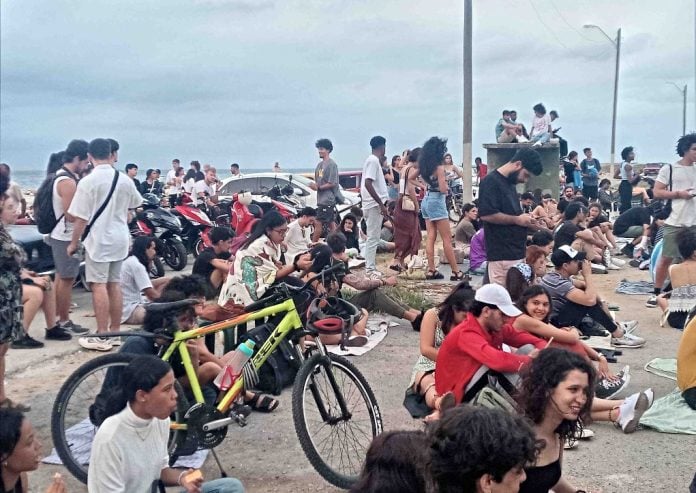 El Parqueo arrancó en 2023 en La Habana, en el terreno yermo frente a La Puntilla, junto al mar