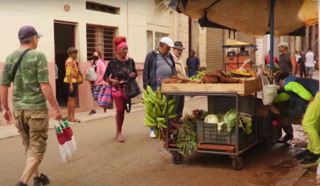 Puesto de venta de viandas y vegetales en una calle de La Habana