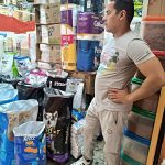 Yuni vende productos de abarrotes en un mercado popular de la colonia Escuadrón 201, en Iztapalapa, Ciudad de México