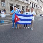 Cubanos frente al Palacio Legislativo de Uruguay