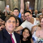 Cubanos junto al presidente Luis Lacalle Pau en el Palacio Legislativo de Uruguay