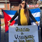 El mensaje de la doctora cubana Laura Labrada frente a la embajada de Cuba en Montevideo