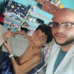 Tan Estrada junto al niño Anthony a quien de daba clases de manera voluntaria