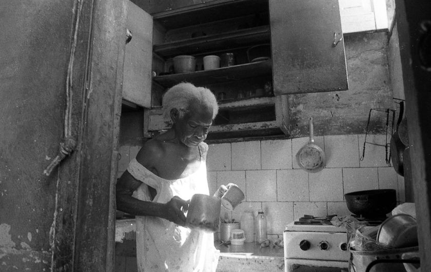 Fotografía de la serie "Hombre Club Soledad" de Rigoberto Oquendo