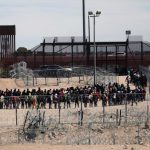 2- Migrantes detenidos por la Patrulla Fronteriza tras cruzar desde México
