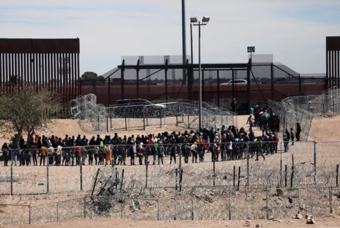 Migrantes detenidos por la Patrulla Fronteriza tras cruzar desde México a Estados Unidos