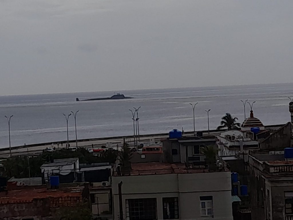 Un submarino ruso de propulsión nuclear Kazán visto desde una azotea en La Habana