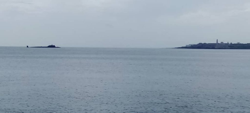 Submarino ruso de propulsión nuclear aproximándose a las aguas de La Habana