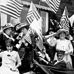 Mujeres celebrando el derecho al voto en Estados Unidos