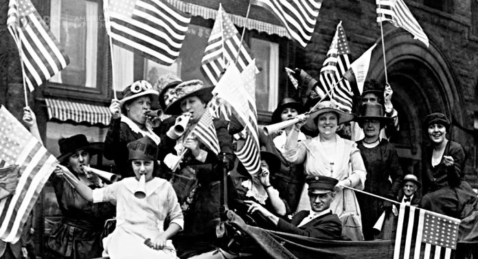 Mujeres celebran el derecho al voto (19na Enmienda) en Estados Unidos, 1920
