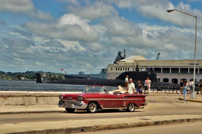 Submarino de propulsión nuclear ruso en el puerto de La Habana