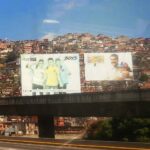 Caracas, 2019. Valla y barriada de Petare
