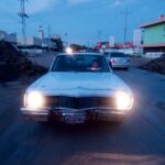 Jefferson conduciendo el auto de un amigo en una calle de Maracaibo, Venezuela
