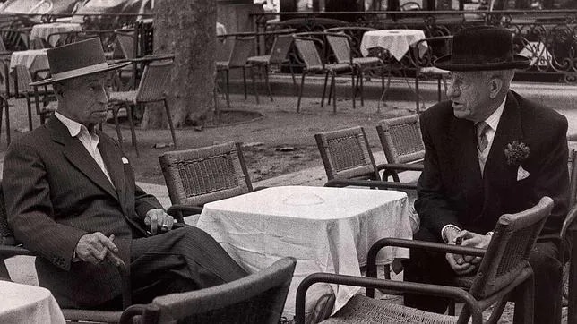 José Ortega y Gasset, filósofo español (Madrid, 9 de mayo de 1883 - 18 de octubre de 1955) conversa aquí con el torero sevillano Rafael Gómez Ortega "El Gallo".