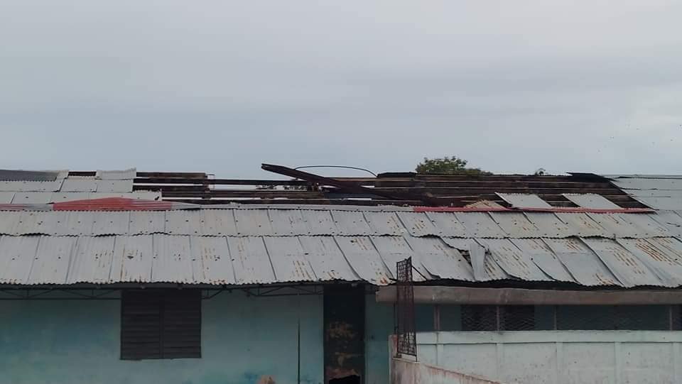 Tejado afectado por los vientos de Beryl en Manzanillo, Granma