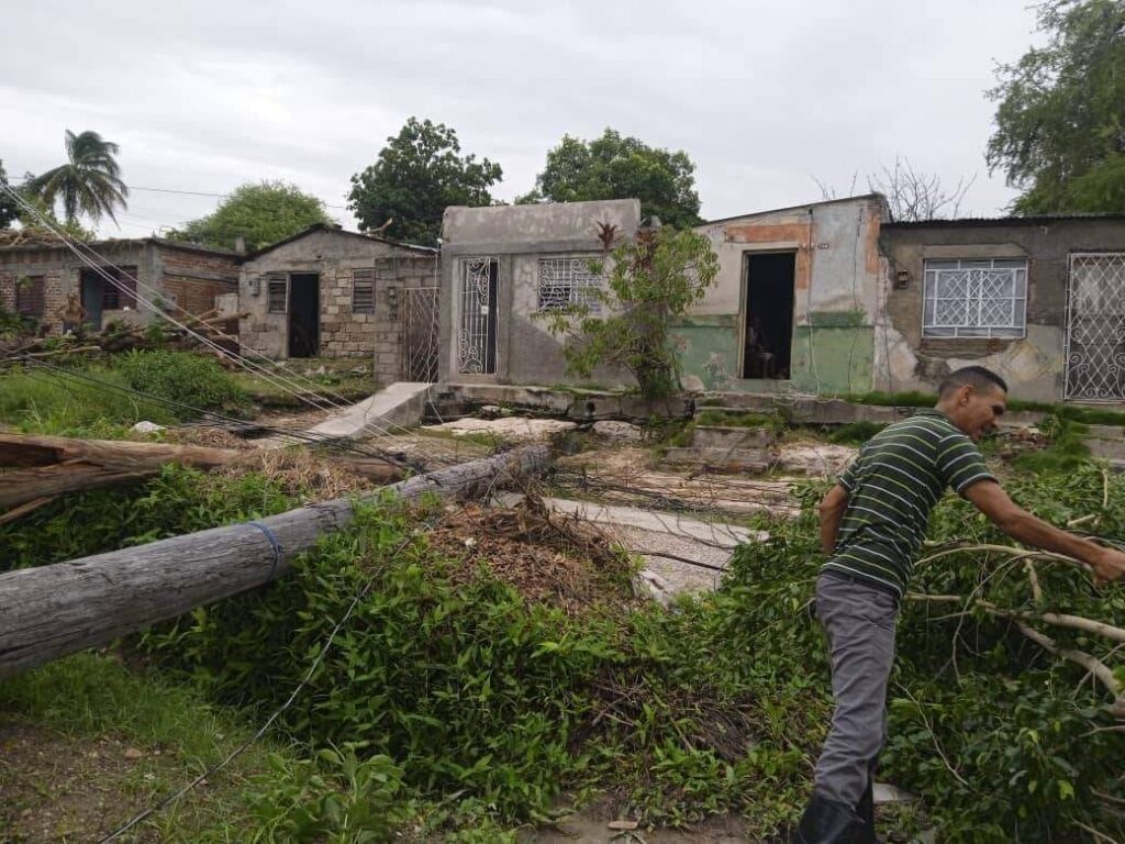 Poste de luz caído en Manzanillo, Granma, por los vientos del huracán Beryl