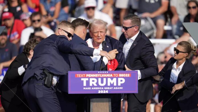 Agentes de seguridad cubren a Trump tras el atentado fallido contra su persona