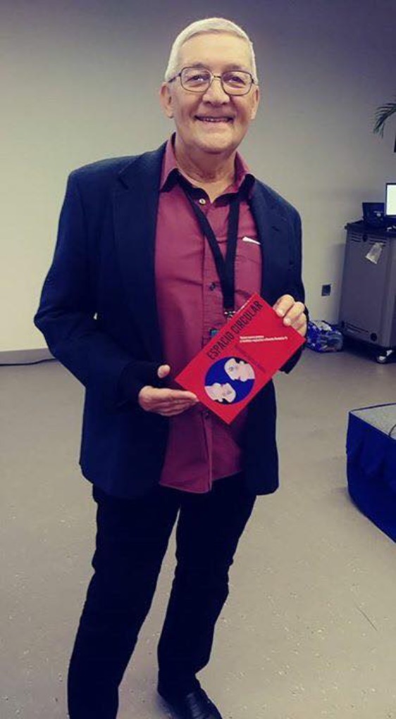 Reinaldo García Ramos con su libro ‘Espacio circular’ (2017)