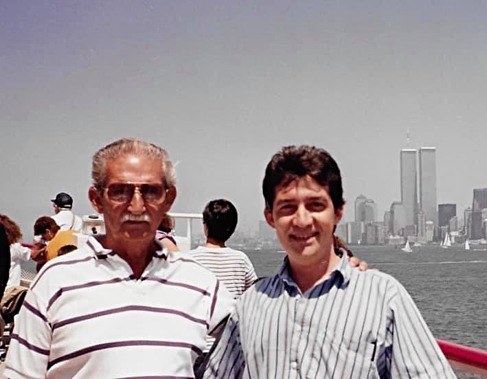 Reinaldo García Ramos unto a su padre; Nueva York, 1989