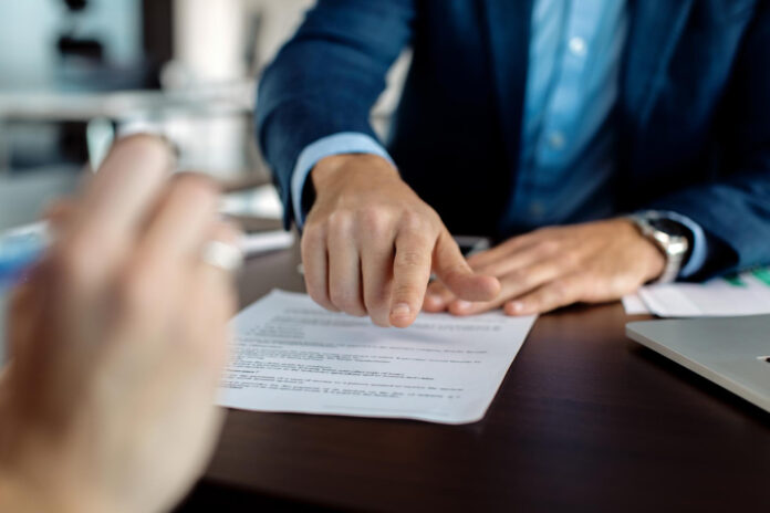 Abogados firman documentos / Foto ilustrativa de E&J