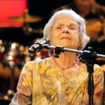 Marta Valdés canta «Sin ir mas lejos», junto a Haydée Milanés