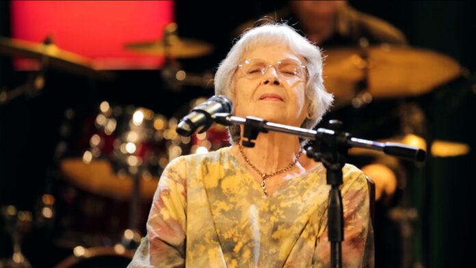 Marta Valdés canta «Sin ir mas lejos», junto a Haydée Milanés