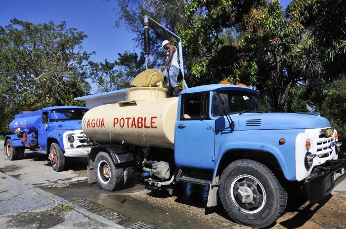 Más de 300 mil cubanos reciben agua permanentemente mediante carros cisternas.