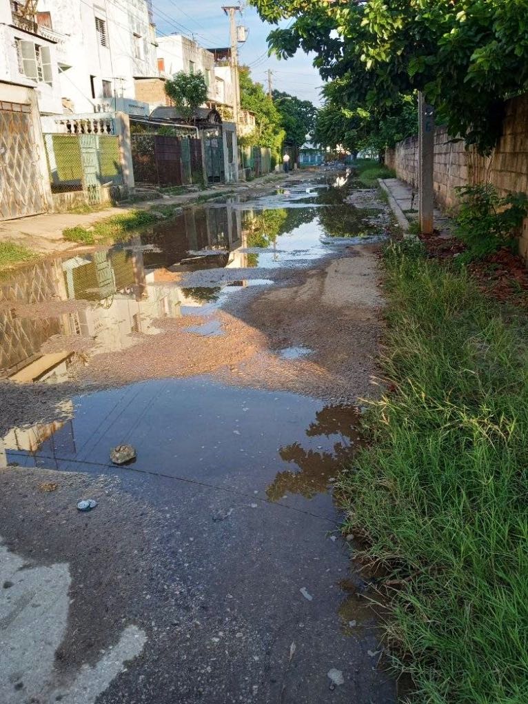 El agua potable se desperdicia en las calles del municipio habanero La Lisa.