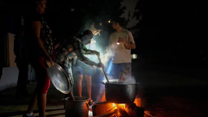 En algunas calles, los vecinos hicieron caldosas colectivas para comer durante el apagón