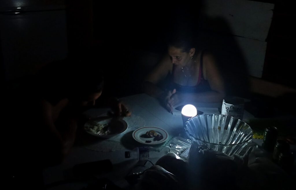 Durante el sábado comenzaron a trascender informaciones oficiales sobre un indefinido proceso de recuperación del servicio eléctrico/ Imagen: EFE