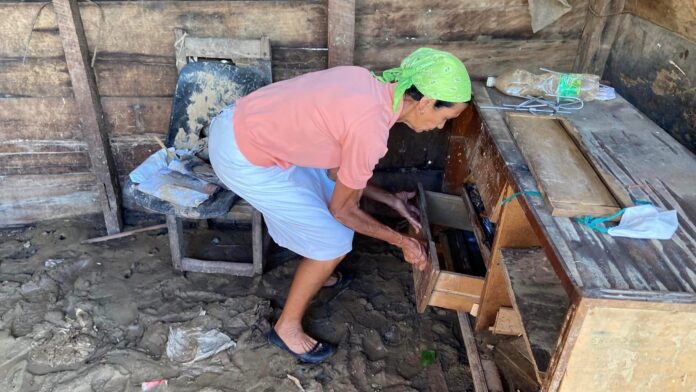 Eglis Castro Viquiñón rebusca en un viejo gavetero lo que le pudo quedar después que el huracán Oscar barriera con todo en su comunidad Jesús Lores, ubicada en el municipio de Imías, Guantánamo / Foto: Daniel Ross Diéguez (Facebook)
