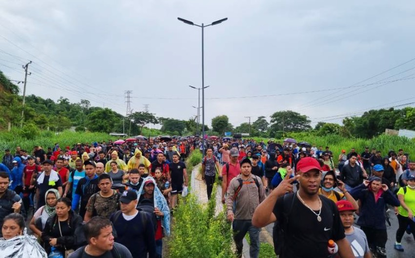 Migrantes cubanos a menudo forman parte de caravanas que llegan a México.