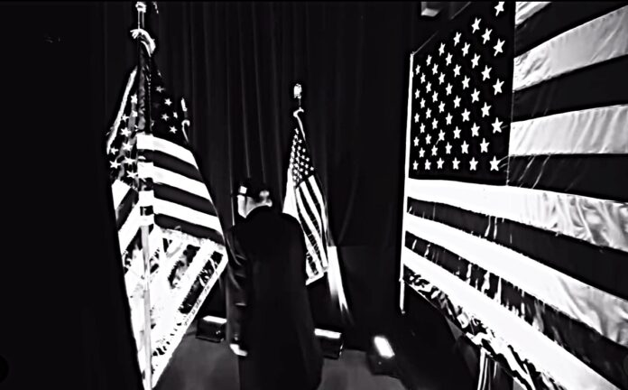 Donald Trump sale al escenario