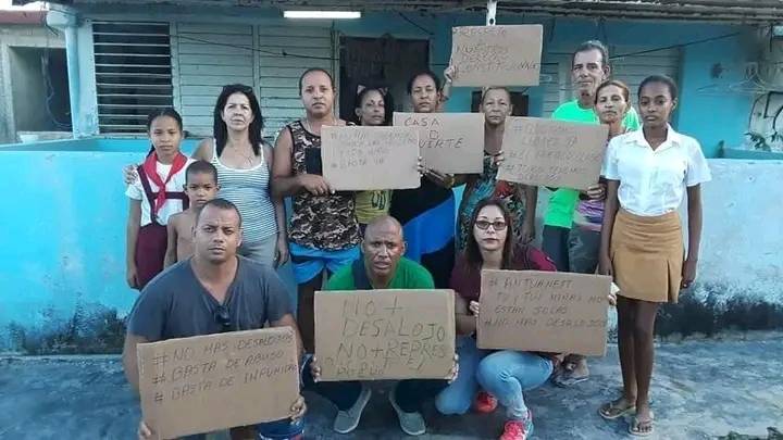 Yoel Parsons (abajo a la izq) y Maikel Herrera (abajo al centro) durante una protesta cívica / Imagen: Maikel Herrera (Facebook)