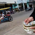 El dólar se cotiza en el mercado informal a más de 300 pesos por unidad