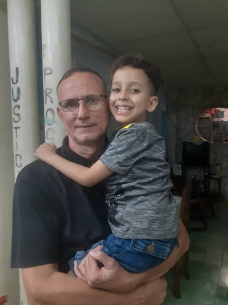 José Daniel Ferrer y su hijo de cinco años, luego de que el líder saliera de la cárcel / Foto de Cortesía