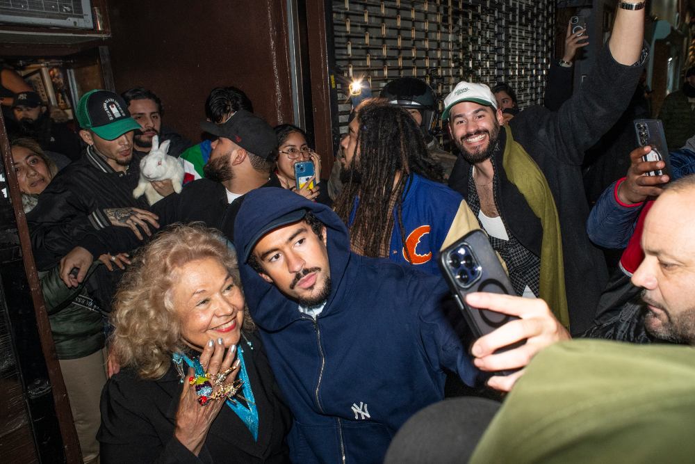 Bad Bunny se toma una selfie con Toñita, la regente del bar / Imagen: Arien Chang